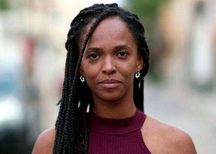 hairstyles for 40 year-old woman to look younger