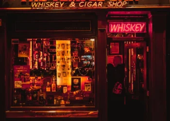 Smart Shop Lights: Transform Your Workspace with Brilliant, Eco-Friendly Illumination